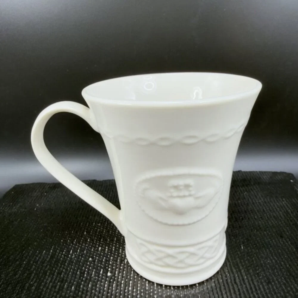 Belleek Irish Claddagh Mug Cup Ivory Fine Porcelain Heart And Hands‎ Pattern Mug
